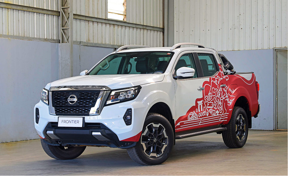 Nissan Frontier com a ilustração vencedora inspirada na cultura japonesa, vista frontal e lateral