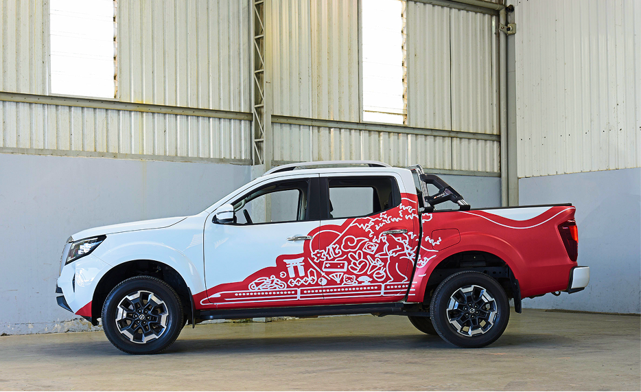 Nissan Frontier estampada com a ilustração vencedora, vista traseira e lateral